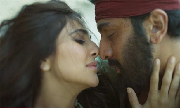 Fitoor Ranbir Kapoor Vaani Kapoor Ooze Sex Appeal In Shamsheras Latest Song