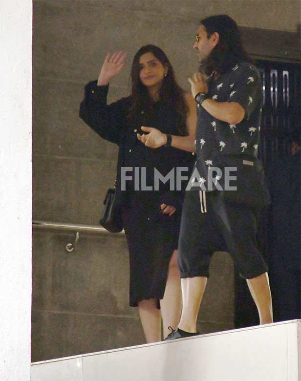 Sonam Kapoor Ahuja papped in black outfit.