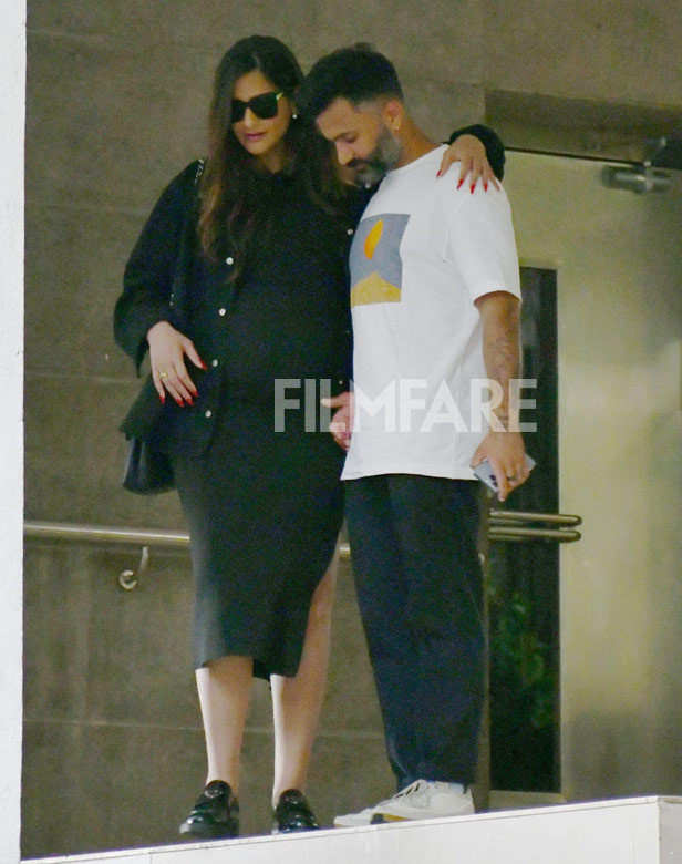 Sonam Kapoor Ahuja papped in black outfit with Anand Ahuja.