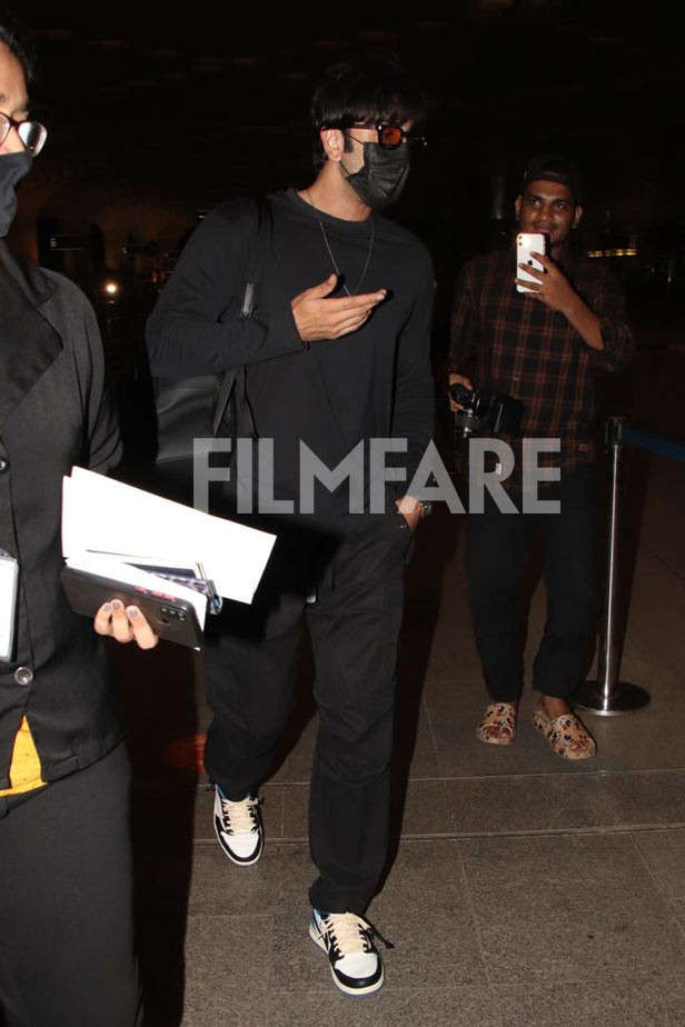 Vicky Kaushal and Ranbir Kapoor look suave as they make their way to the  airport