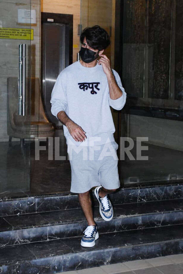 Shahid Kapoor wore the most INEXPENSIVE sweatshirt for his PIZZA