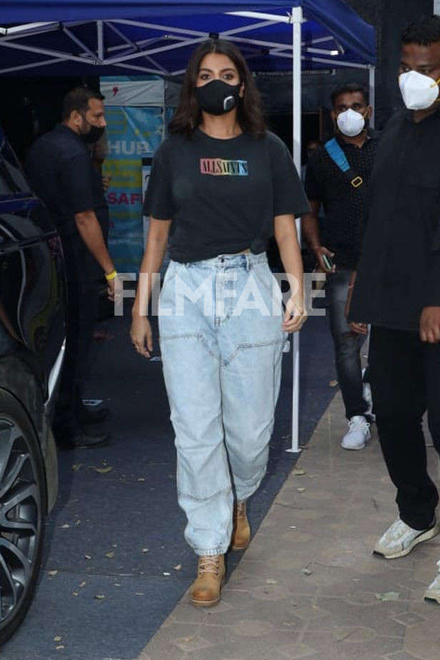 Anushka Sharma: Anushka Sharma has given us yet another chic way to style  those baggy ripped jeans! 