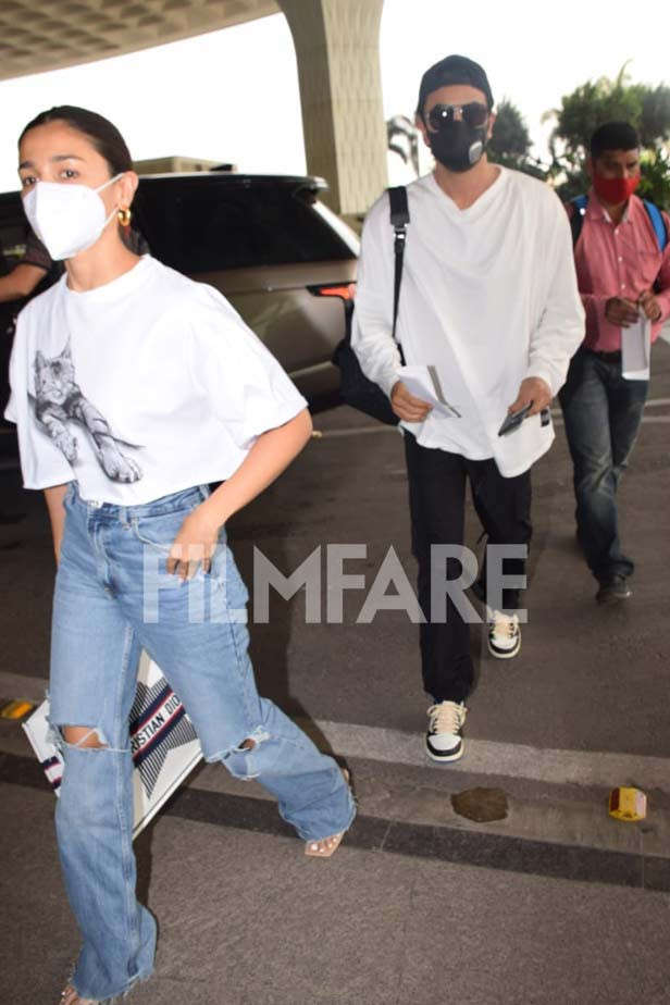 ETimes on Instagram: Oversized shirt seems like a new fashion trend. Ranbir  Kapoor gets spotted at T-Series office in the city. #ranbirkapoor #spotted  #etimesfashion #etimesbollywood #ETimes