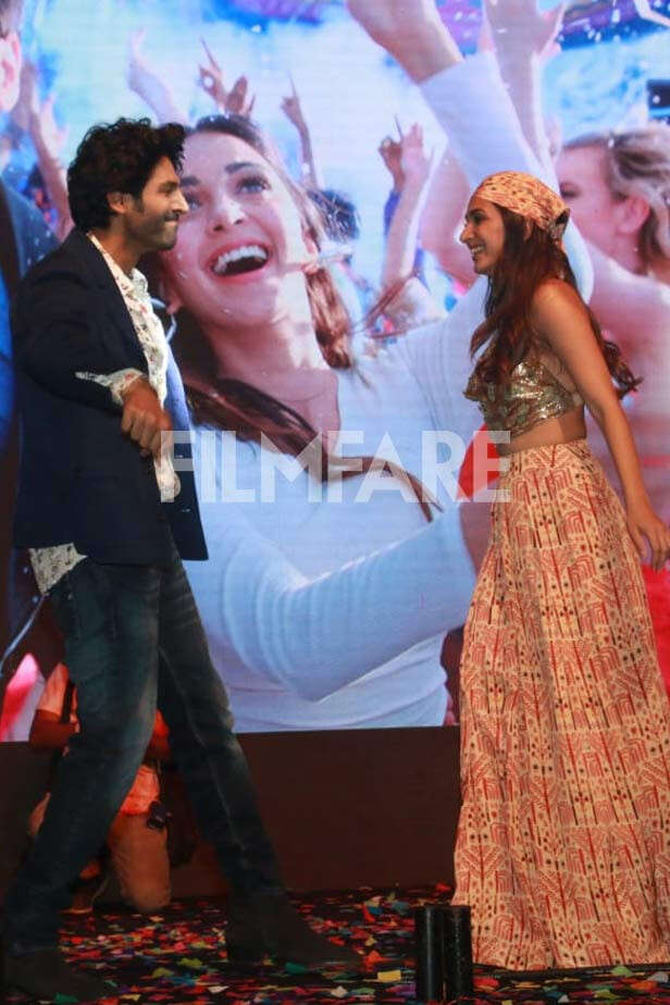 Kiara Advani And Kartik Aaryan Were Snapped While Promoting Bhool ...