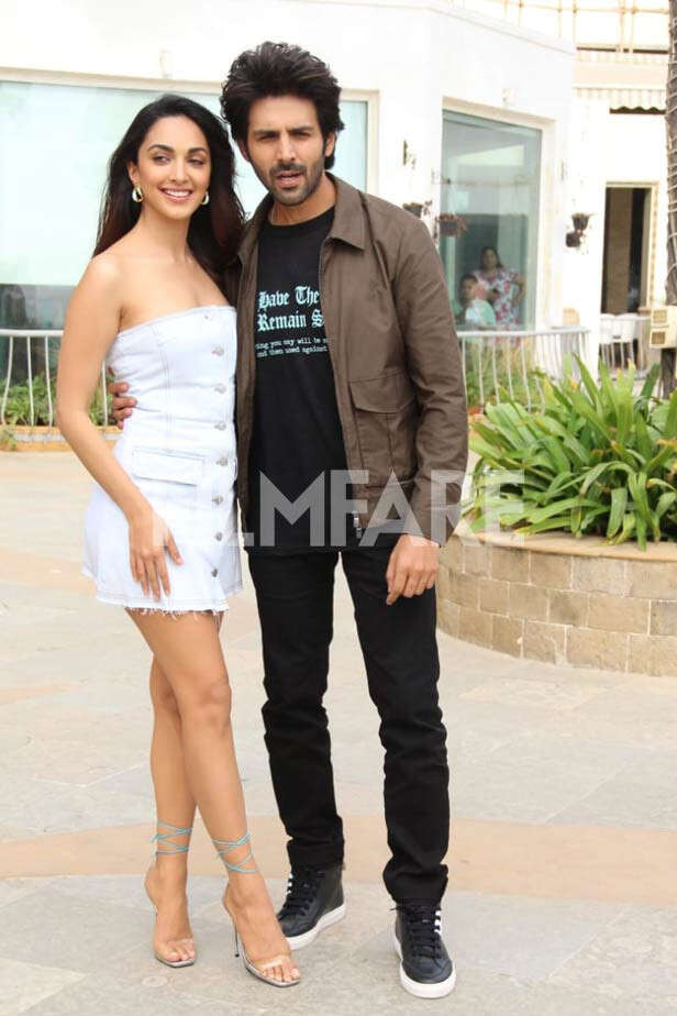 Kartik Aaryan And Kiara Advani Get Snapped Doing Promotions For Bhool ...