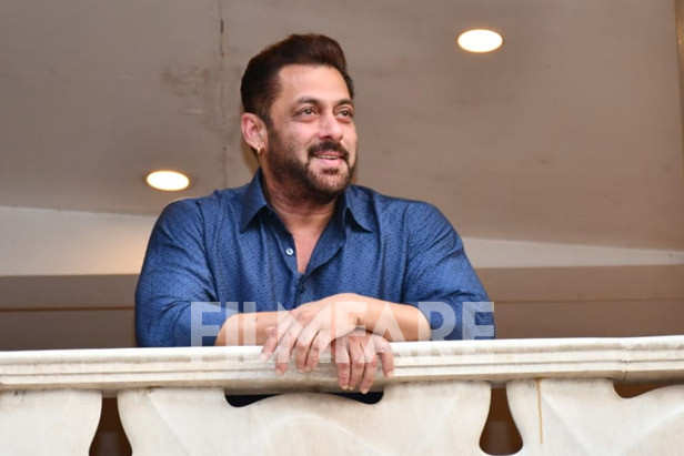Salman Khan clicked greeting his fans on the occasion of Eid | Filmfare.com