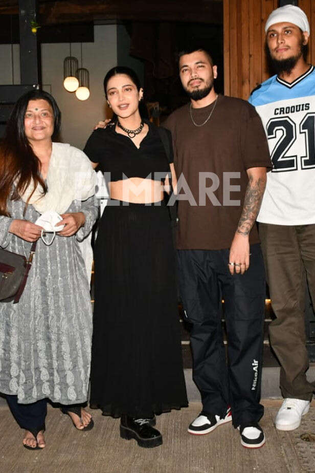 Shruti Haasan with family