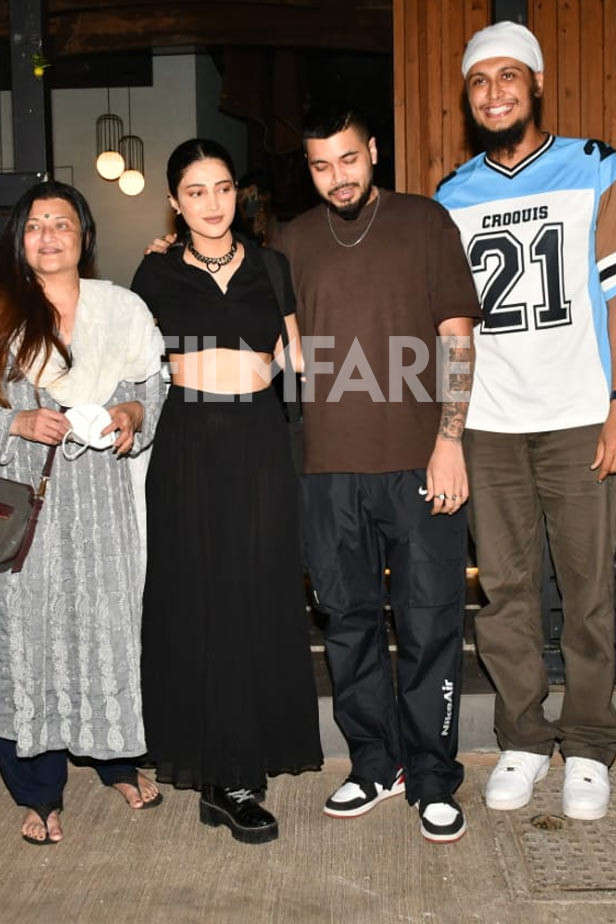 Shruti Haasan with family