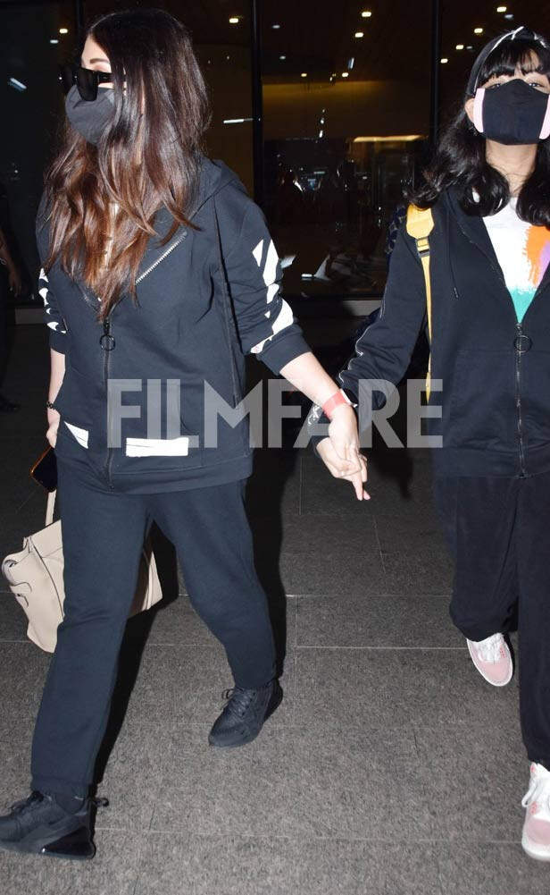 Aishwarya Rai Bachchan and Aaradhya Bachchan at Airport