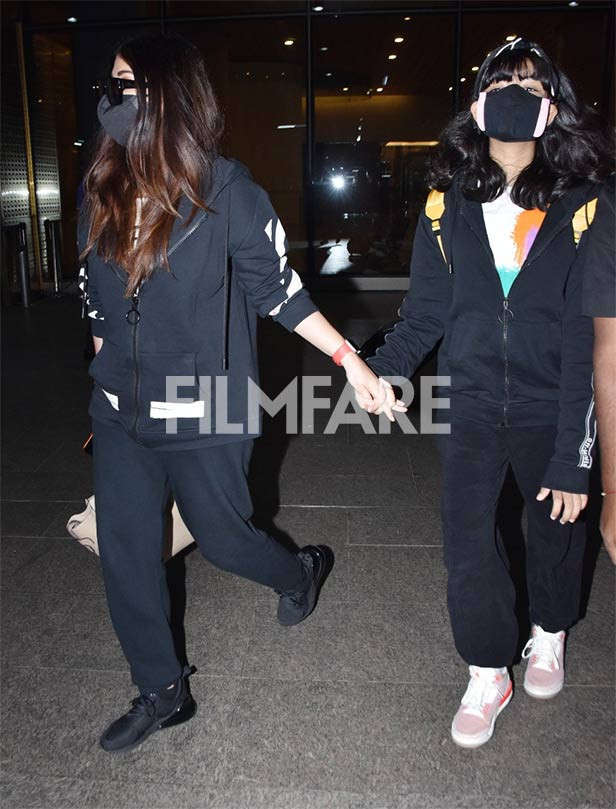 Aishwarya Rai Bachchan and Aaradhya at Airport last night got intent