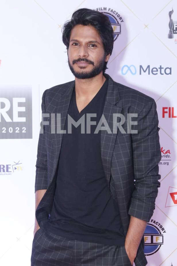 Sudeep Krishanan en la alfombra roja de los Filmfare Awards South 2022