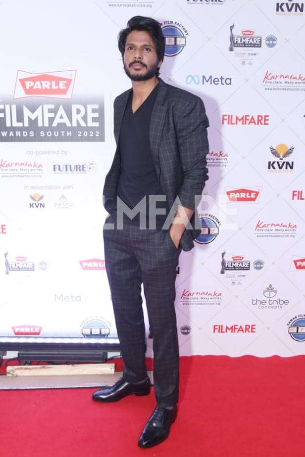 Sudeep Krishanan en la alfombra roja de los Filmfare Awards South 2022