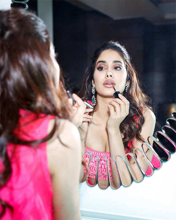 Janhvi Kapoor Mili promotion in Pink Dress