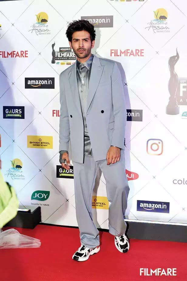 Filmfare Throwback: Best tuxedos worn by actors at the Filmfare Awards