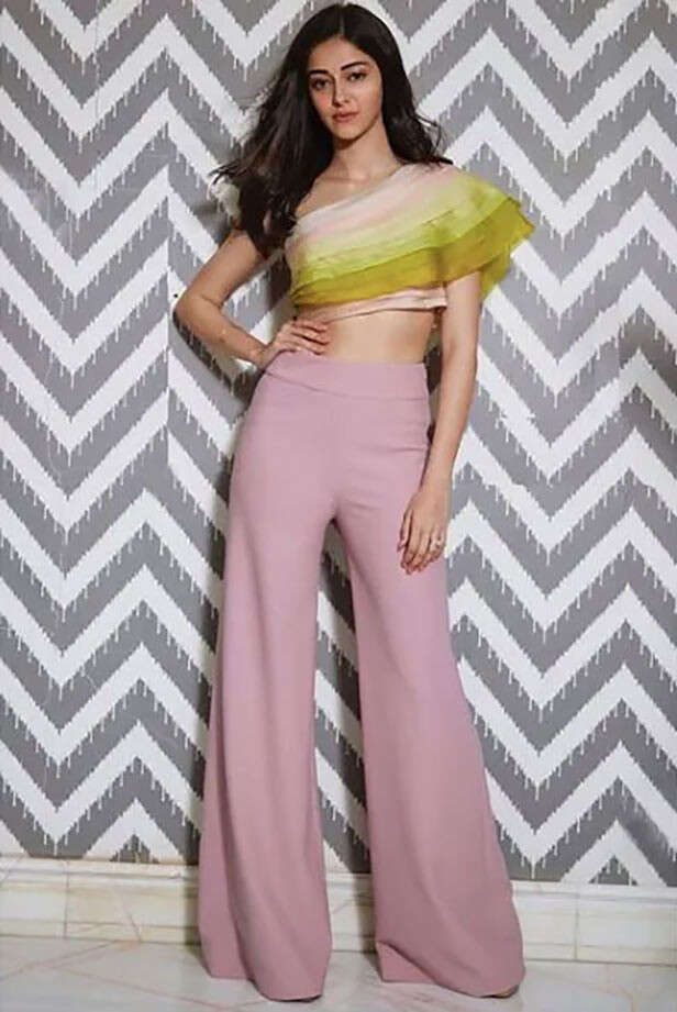 Kriti Sanon Goes Back To The '70S, Looks HOT In Bell-Bottom Pants