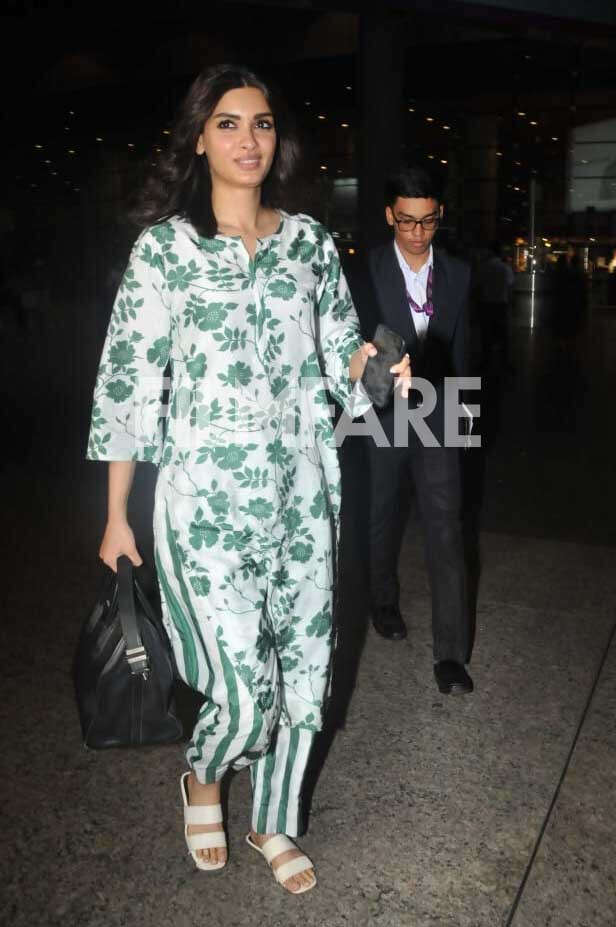 Janhvi Kapoor, Shehnaaz Gill and others get clicked at the airport ...