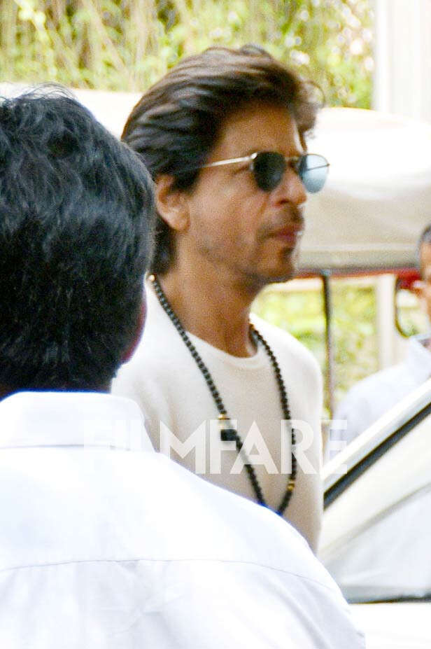 Shah Rukh Khan And Aryan Khan Seen At Pamela Chopra’s Last Rites ...