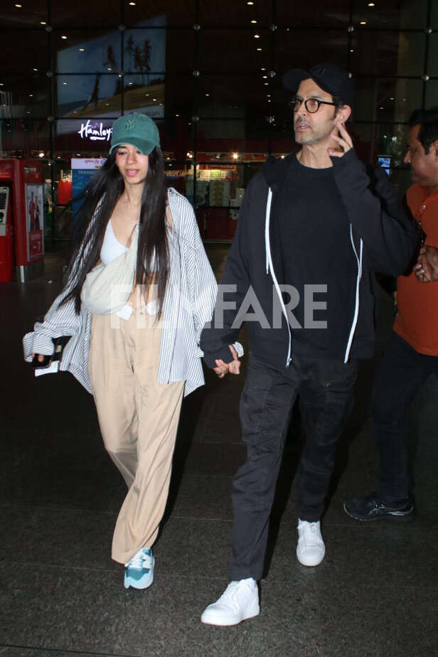 Hrithik Roshan And Saba Azad Hold Hands As They Get Photographed At The ...