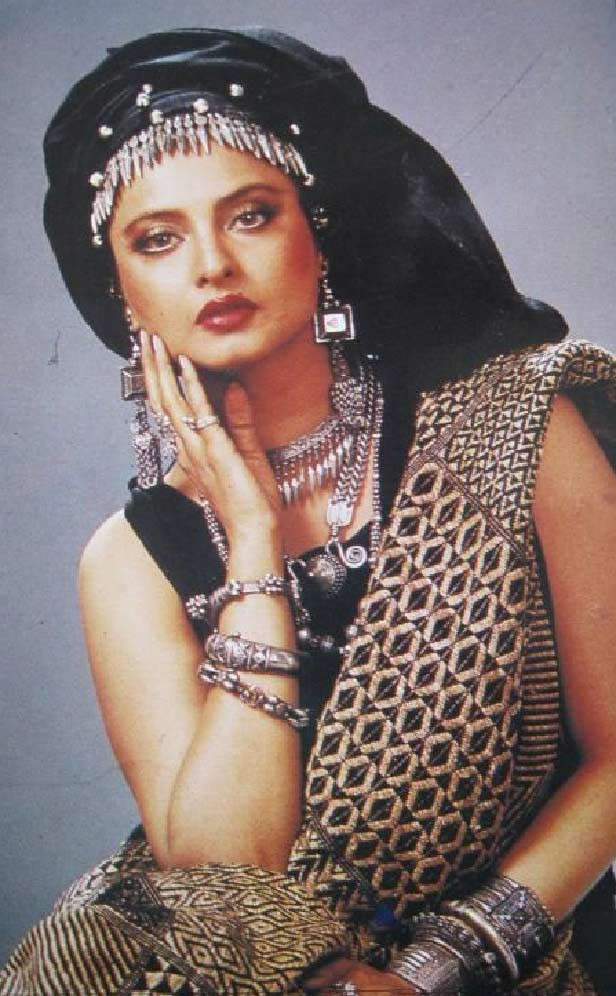 Rekha’s tryst with the maximalist headgear trend - Techly360.in