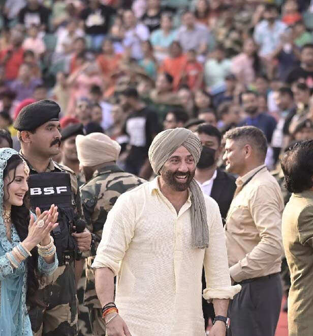 Gadar 2: Sunny Deol and Amisha Patel get clicked at the Wagah border ...