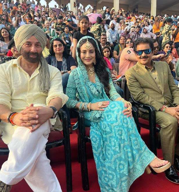 Gadar 2: Sunny Deol and Amisha Patel get clicked at the Wagah border ...