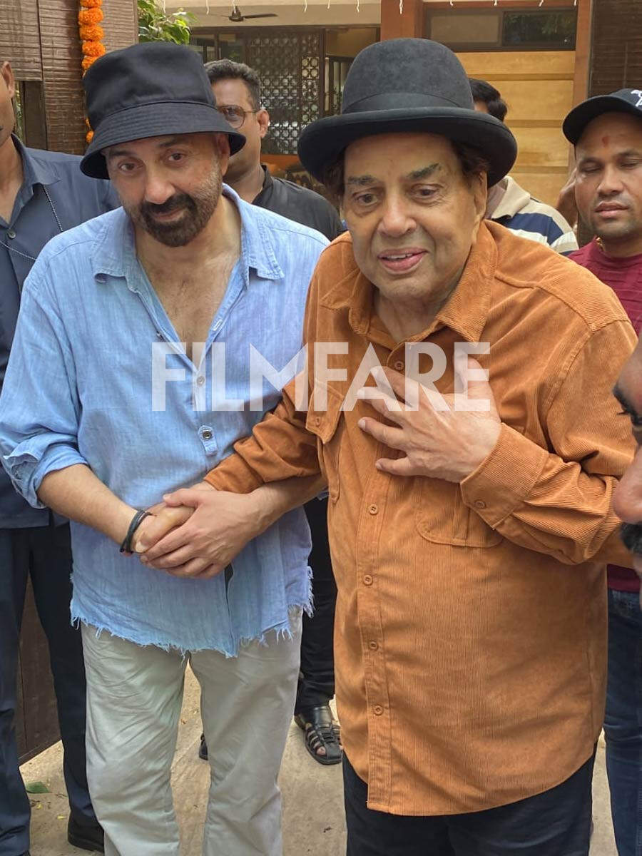 Dharmendra Celebrates His Birthday With Sunny Deol And His Fans. Pics ...