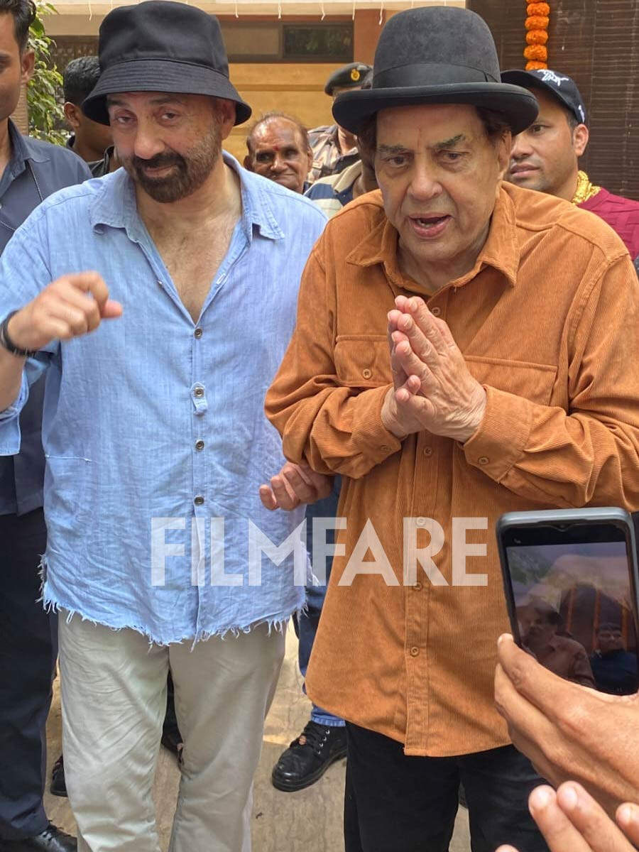 Dharmendra Celebrates His Birthday With Sunny Deol And His Fans. Pics ...