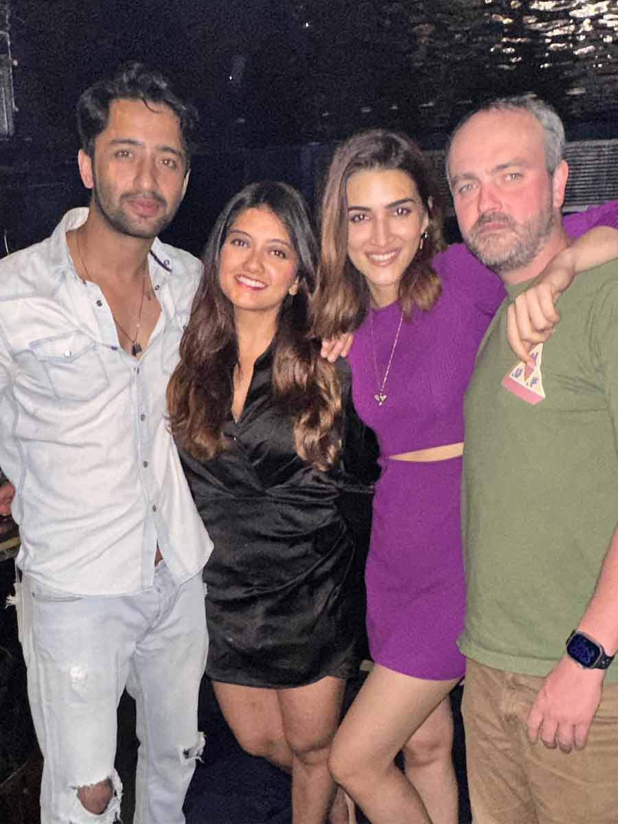 Kriti Sanon Pens A Note As Do Patti Wraps Filming. See BTS Pics ...