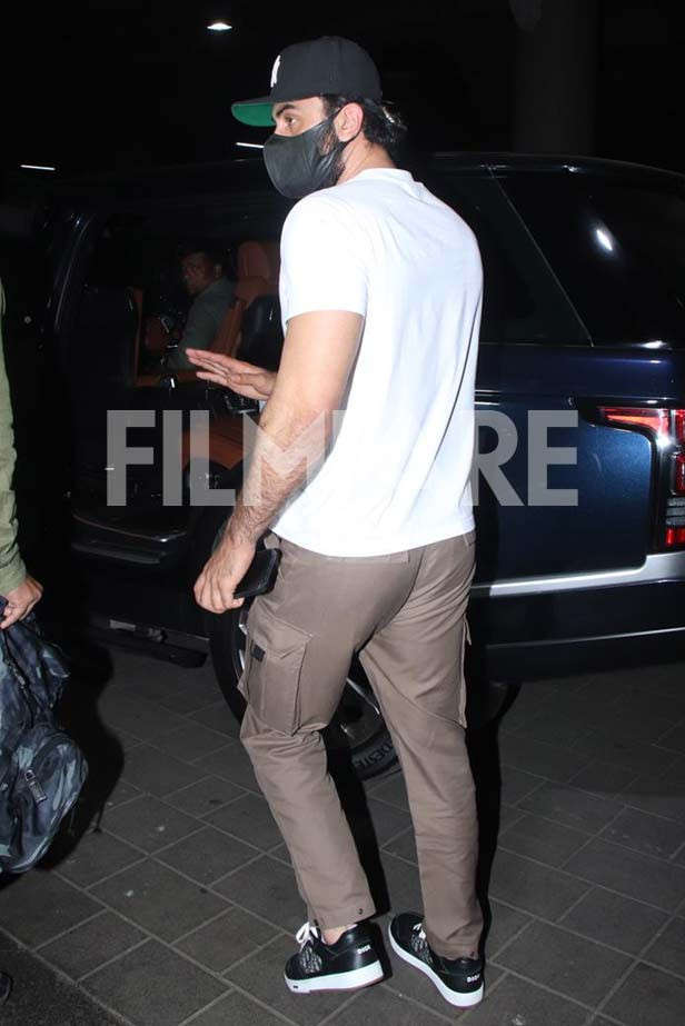 Check out this Ranbir Kapoor airport look that's a guide to