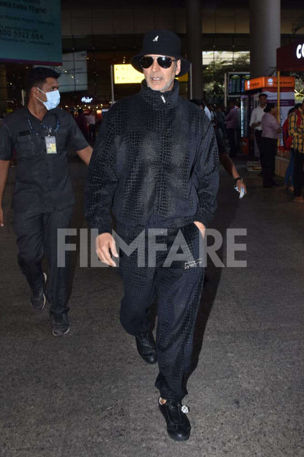 Akshay Kumar gets clicked in an all-black attire at the airport. See ...