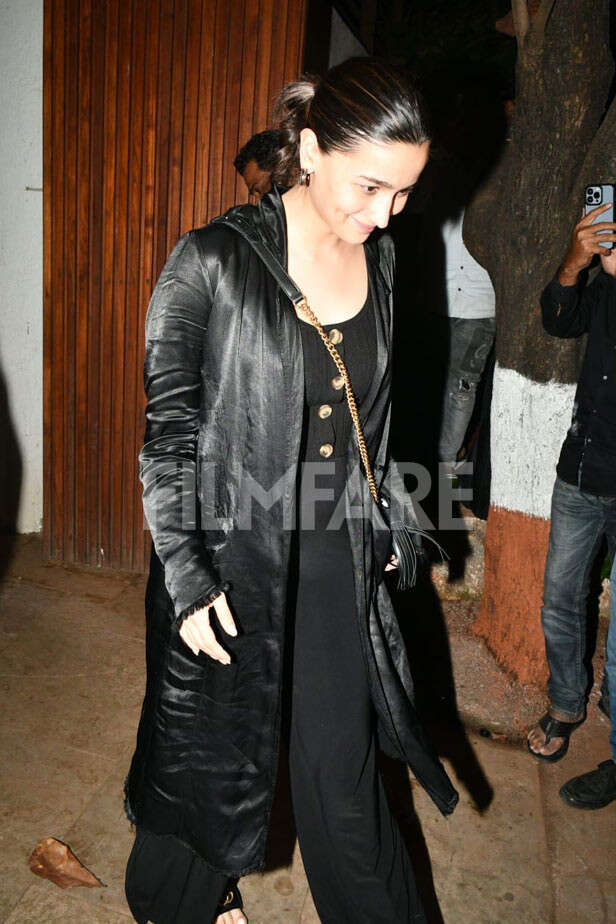 Alia bhatt in black hotsell leather jacket