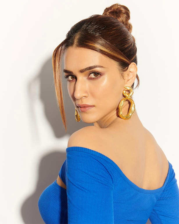 Kriti Sanon - Sometimes all you need is a pop of color 💋... | Facebook