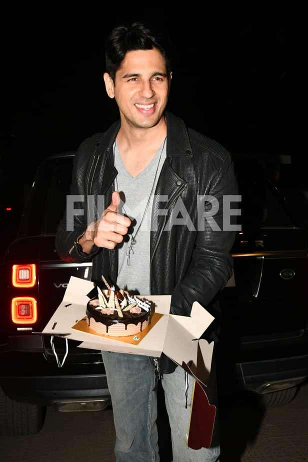 7 Happy Photos Of Sidharth Malhotra With His Birthday Cake See Pics 