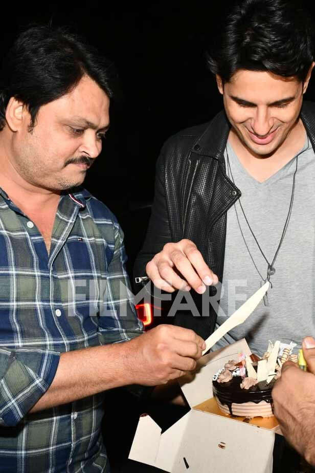 7 Happy Photos Of Sidharth Malhotra With His Birthday Cake. See Pics ...