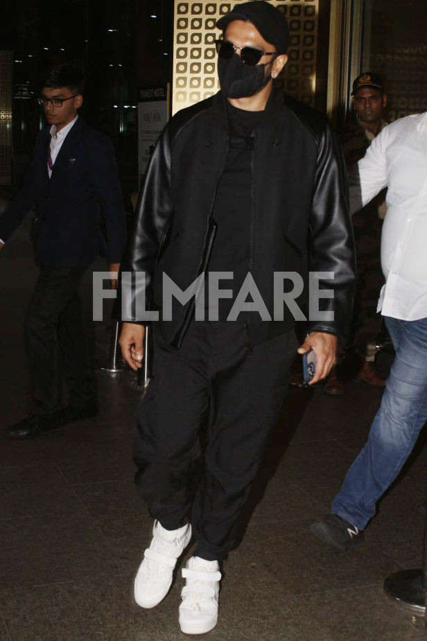 Ranveer Singh's all-black avatar at the airport will instantly remind you  of the dark wizards - view HQ pics! - Bollywood News & Gossip, Movie  Reviews, Trailers & Videos at