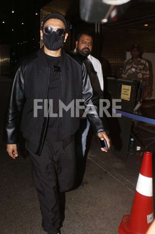 Ranveer Singh's all-black avatar at the airport will instantly remind you  of the dark wizards - view HQ pics! - Bollywood News & Gossip, Movie  Reviews, Trailers & Videos at