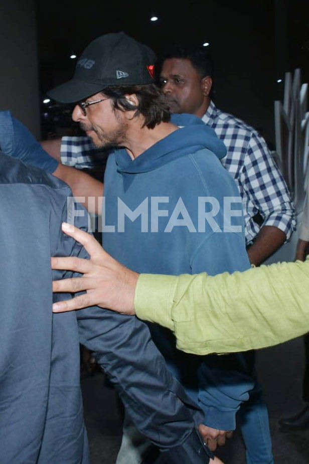 Shah Rukh Khan makes first appearance amidst surgery reports. See