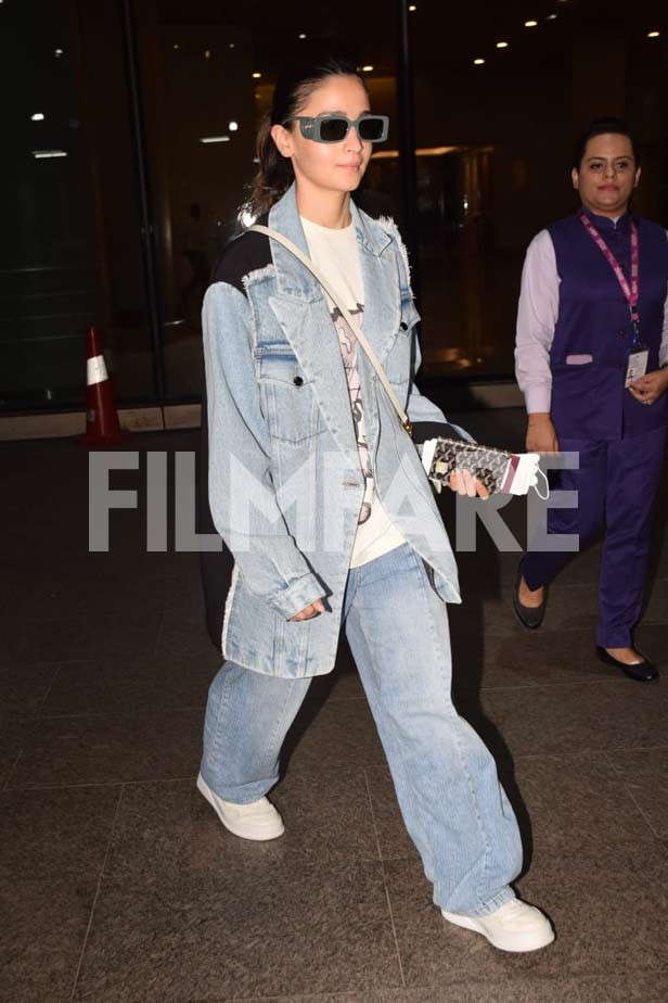 Alia Bhatt spotted in denims at Mumbai airport with no makeup look. Fans  say 'flawless' - India Today