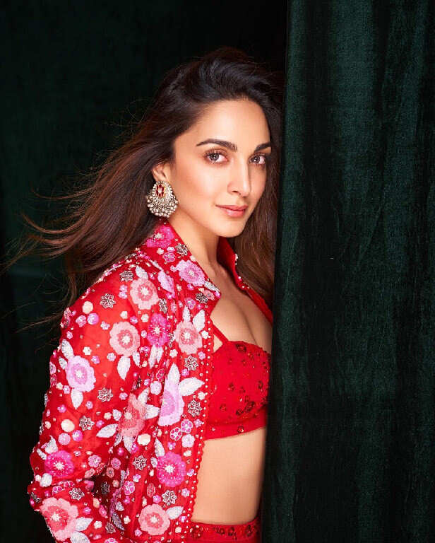 Kiara Advani looks ethereal in a red traditional ensemble