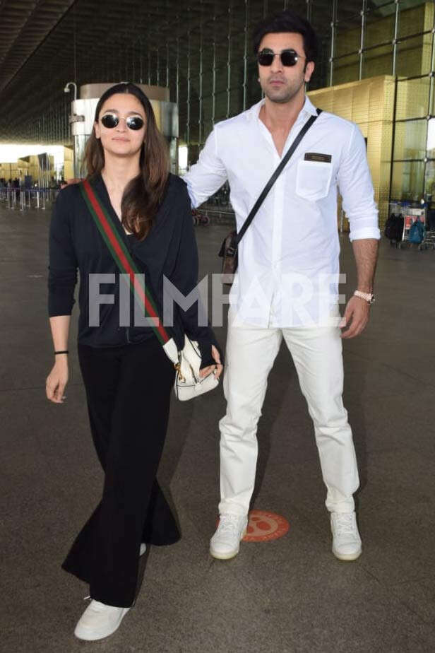 Alia Bhatt-Ranbir Kapoor get clicked at the airport. The actor's clean ...