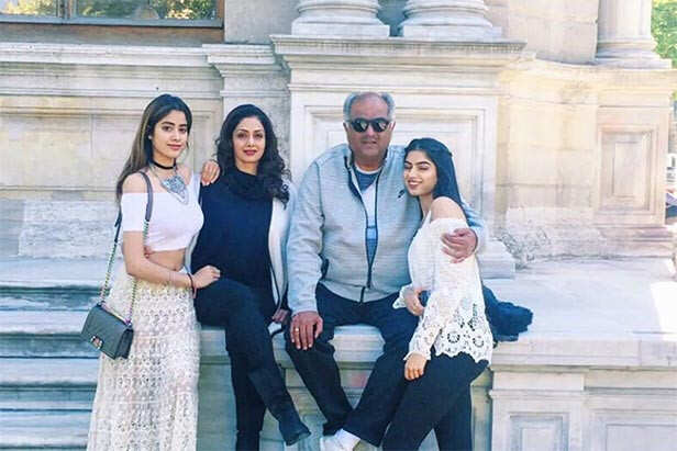 Janhvi Kapoor with family