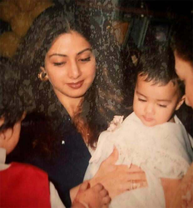 Janhvi Kapoor with family