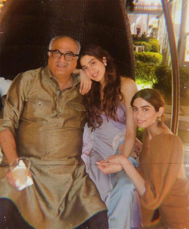 Janhvi Kapoor with family