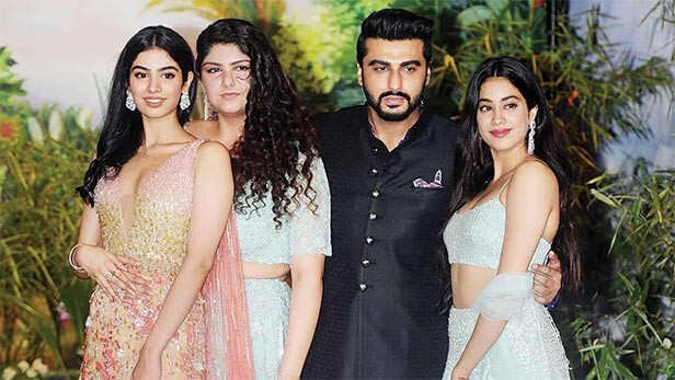 Janhvi Kapoor with family