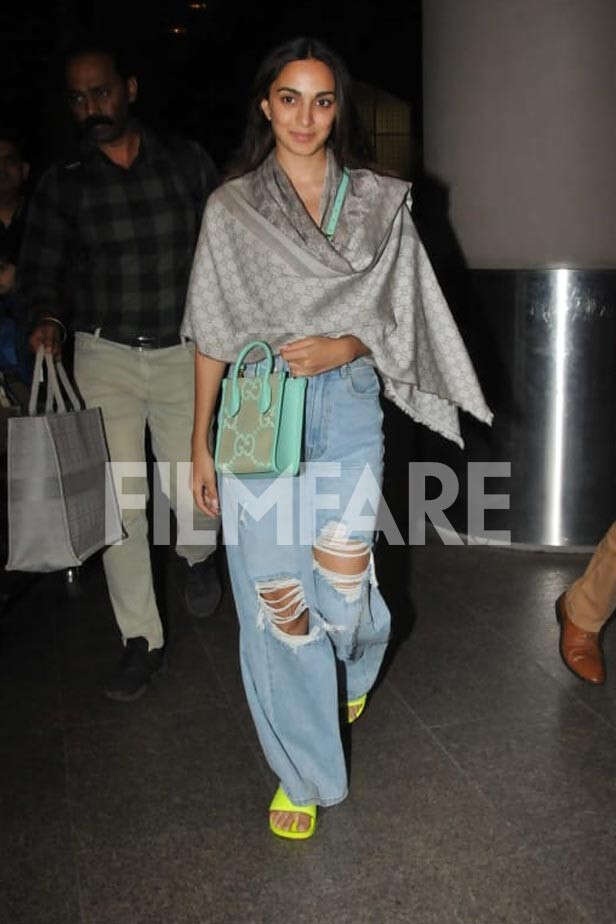 Kiara Advani turns up in style as she gets clicked at the airport ...