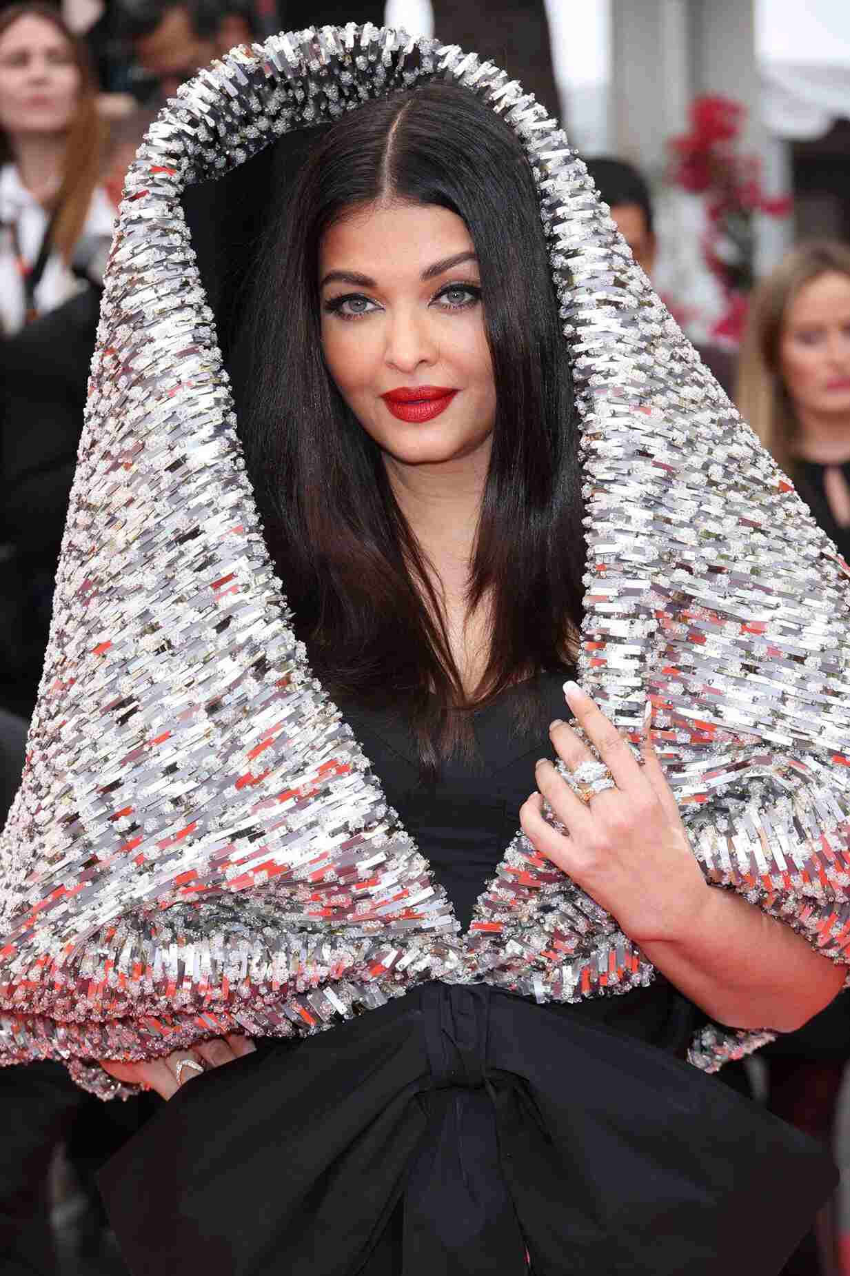Pics Aishwarya Rai Bachchan Makes A Stunning Appearance At The Cannes Pics Aishwarya Rai Bachchan Makes A Stunning Appearance At The Cannes