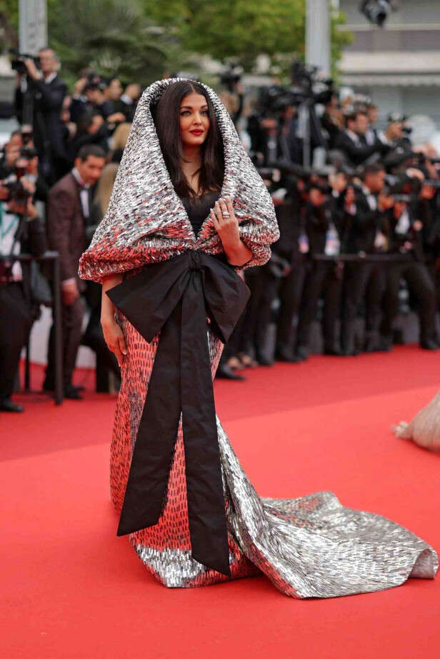 Pics Aishwarya Rai Bachchan Makes A Stunning Appearance At The Cannes Pics Aishwarya Rai Bachchan Makes A Stunning Appearance At The Cannes