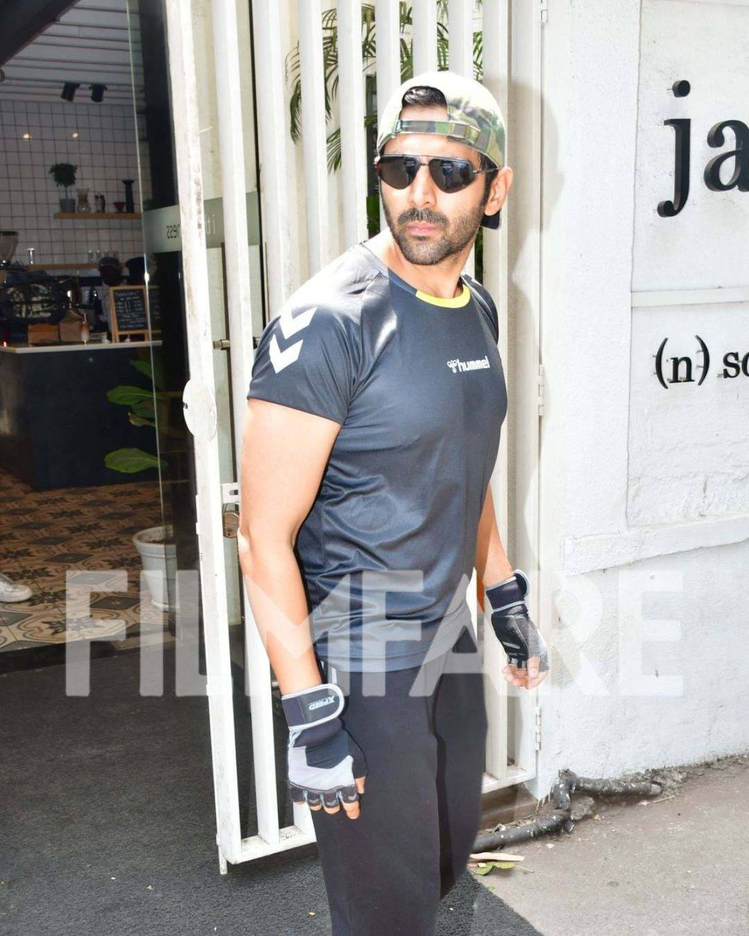 Malaika Arora Kartik Aaryan And Others Get Clicked In The City 1837