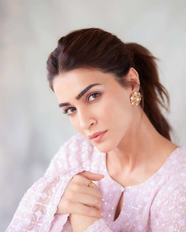 Kriti Sanon looks ethereal in a lavender ethnic set, see pics ...