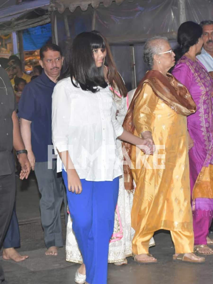 Aishwarya Rai Bachchan visits a temple with daughter Aaradhya on her ...